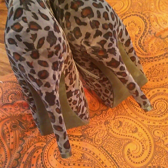 Velvet Booties - Picture 4 of 5